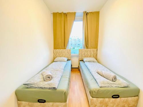 Liesing Apartment | Comfortable 5BR Apt Well Connected Location