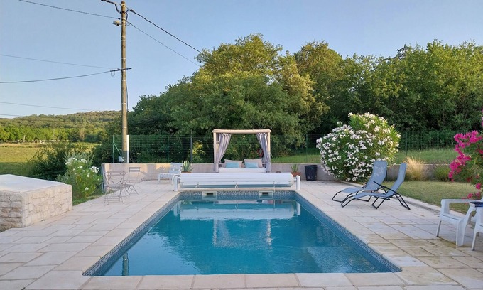 Malataverne Apartment | Comfortable accommodation in quiet Provencal countryside, with swimming pool and spa.
