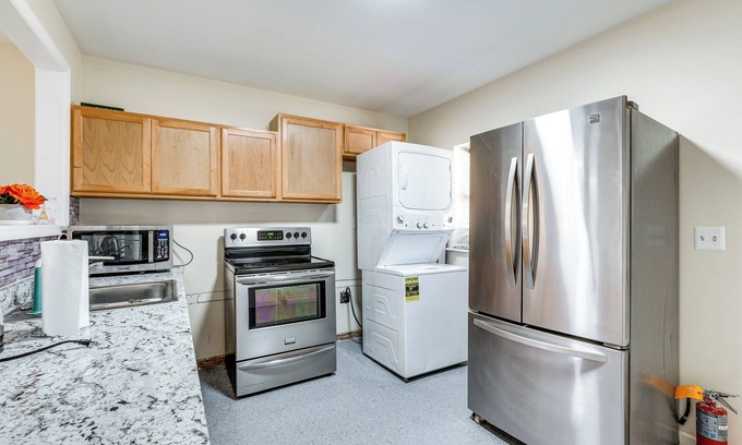 Elizabeth House | Comfortable Elizabeth Retreat ~ 16 Mi to Manhattan