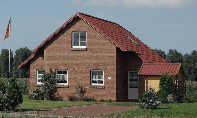 Krummhoern House | Comfortable four-star Friesenhaus with jetty and terrace on the canals