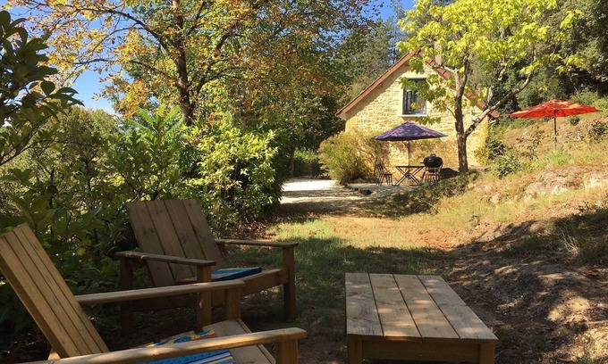 Calviac-en-Perigord Cottage | Comfortable cottage in a wooded area by the pool near Sarlat