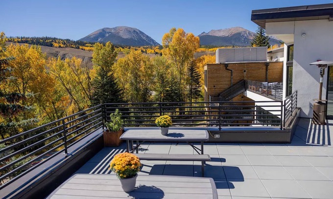 Silverthorne Hotel | Comfortable Room Perfect for Your Summit County Exploration! Pets Allowed!
