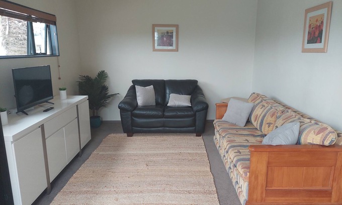 Unsworth Heights House | Comfortable unit 30 mins from City, near bus stops.