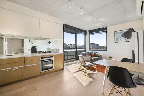 Prahran Apartment | Comfy 2-Bed Balcony Unit near Iconic Chapel St