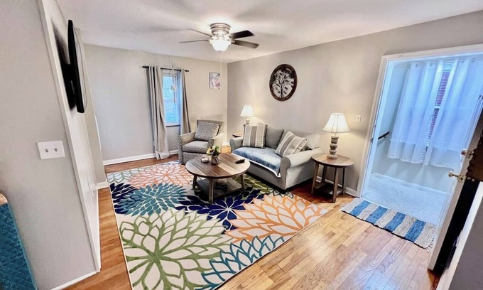 Westwood Apartment | Comfy Cozy Safe 2nd Floor Aptmnt 13 Min to UC Med