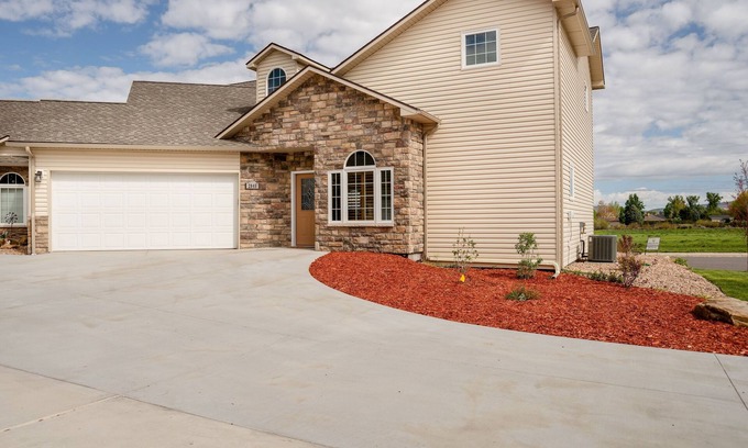 Montrose House | Comfy Gathering Place for Friends or Family!