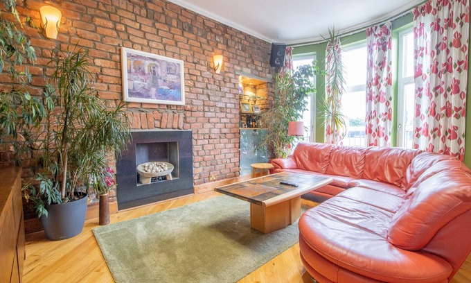 Hamilton Apartment | Comfy Home in Central Hamilton, nr. Glasgow, Scotland. Train Station 4 min Walk