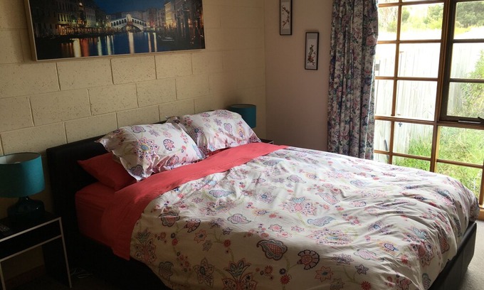 Dodges Ferry Apartment | Comfy & roomy 2 Bed Room unit 2 @ beachside Dodges. Just 30 min from Hobart