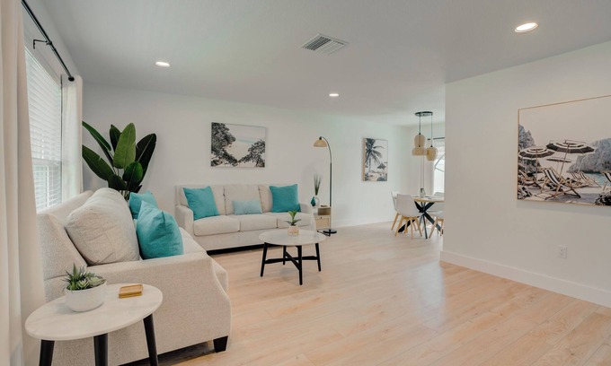 New Port Richey House | Comfy Tropical Vibes Home with King Bed & Private Yard in lovely New Port Richey