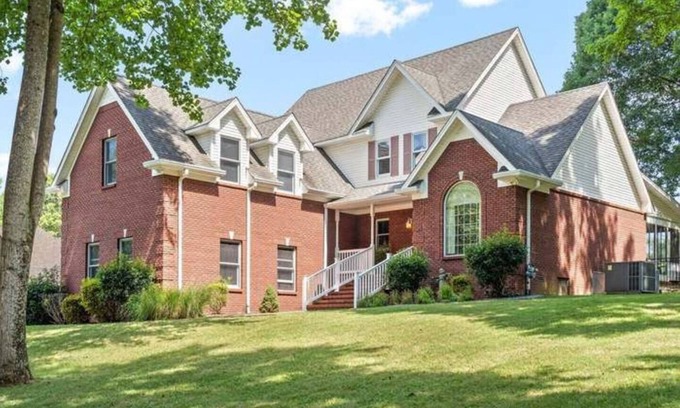 Olmstead House | Commuters, Caregivers & Contestants Golf Apartment