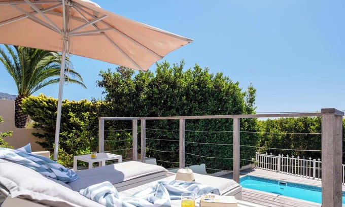 Camps Bay Apartment | Compact Camps Bay Holiday Apartment with Private Pool Sea Escape