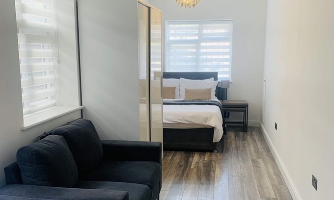 Uxbridge North Apartment | Compact Cosy Studio Apartment