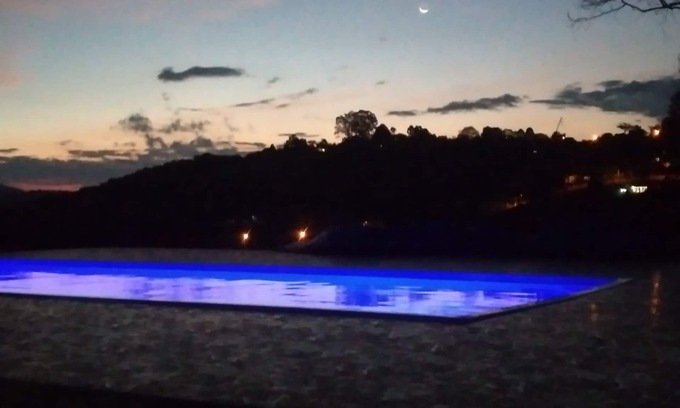 Extrema Cottage | Complete house with two barbecue grills, swimming pool, kiosk, fishing spot on site.