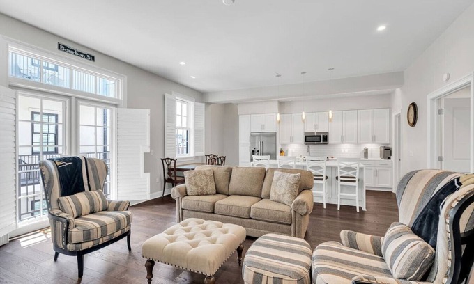 Central Business District Apartment | Condo on St. Charles - Streetcars, Parking, Pool!