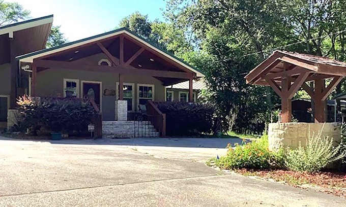 Montgomery House | ConRoy's Chickasaw Sleeps 20 Family gatherings celebrations or just hanging out