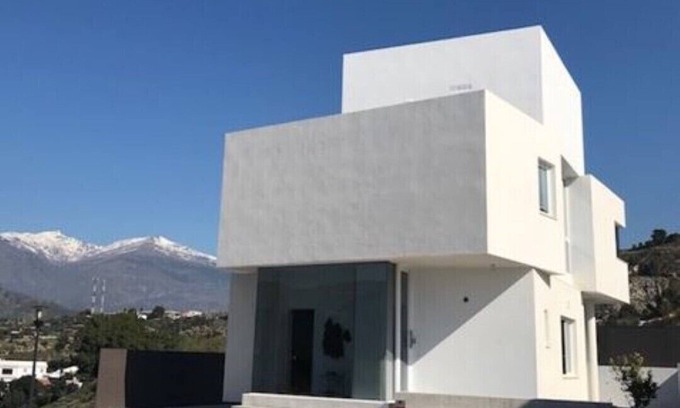 Velez de Benaudalla House | Contemporary detached villa with private pool and garden