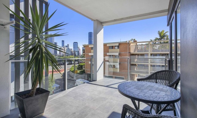 Kangaroo Point Apartment | Contemporary Apt, Premium Local, WiFi, Wine, Cafes