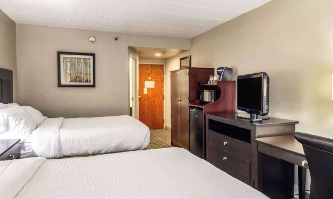 Cranberry Township Hotel | Contemporary Comfort with Pool, Free Breakfast Near Shopping Center