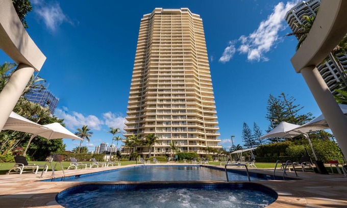 Main Beach Apartment | Contessa Holiday Apartments