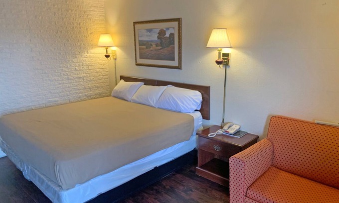 Grissom - Highland Hotel | Convenience meets Comfort: Budget Stay near Universities and Attractions