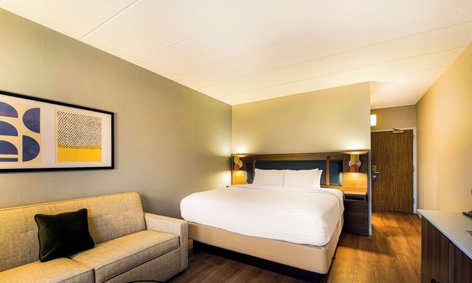 Eastwick Hotel | Convenient Stay, Superb Location! Short Drive to Philadelphia Zoo! Pets Allowed!