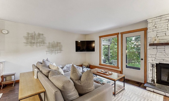 Eagle-Vail Condo | Conveniently located condo with full kitchen, fast wifi & next to golf course