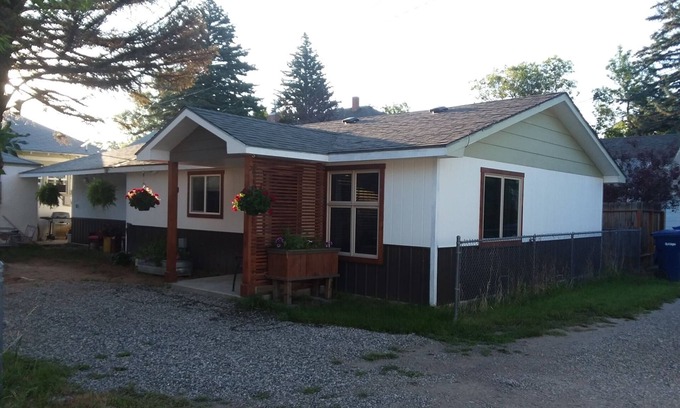 Livingston House | Conveniently Located close to downtown. No stairs to climb.