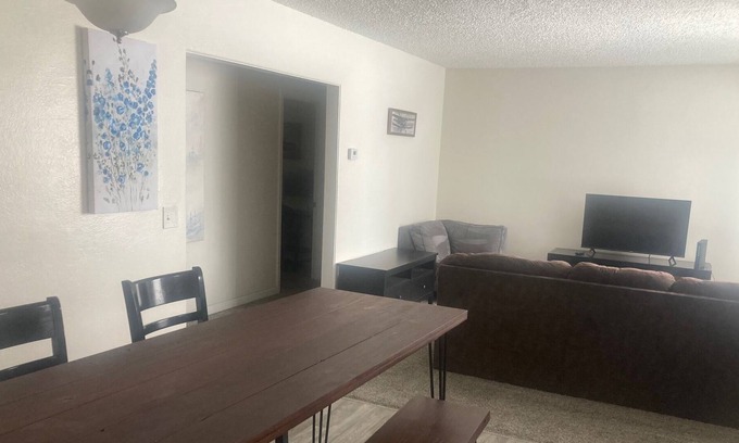 Spenard Apartment | Convention Midtown Location to Restaurants, Bars, and Trails