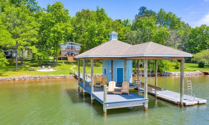 North Shore House | Cool Breeze Cottage - Firepit/Easy access to dock/Water Toys