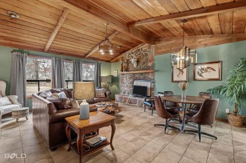 Uncertain House | Cool Moss Stone Lodge Wkayaks & Canoes