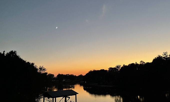 Natchitoches House | Cornfields and Cane - Retreat and relax on beautiful Cane River Lake.