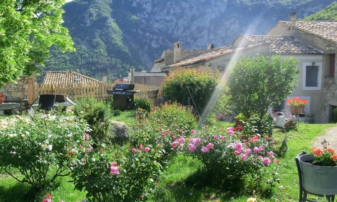 Cornillon-sur-lʼOule Cottage | Cornillon Sur L Oule: Lodging in Provencal village house with garden