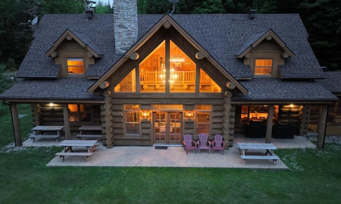 Fiddler Lake Resort Ski Chalet | Corpo friendly, huge log chalet
