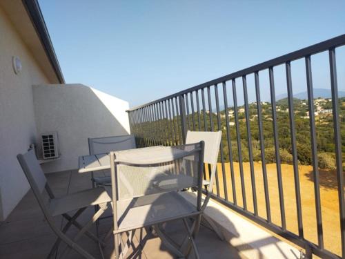 Eccica-Suarella Apartment | Corri bianchi