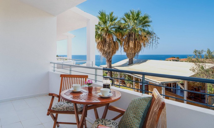 Svoronata Hotel | Costa Avithos