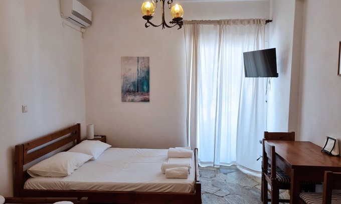 Mpatsi Apartment | Cosy 1-Bed Studio in Andros
