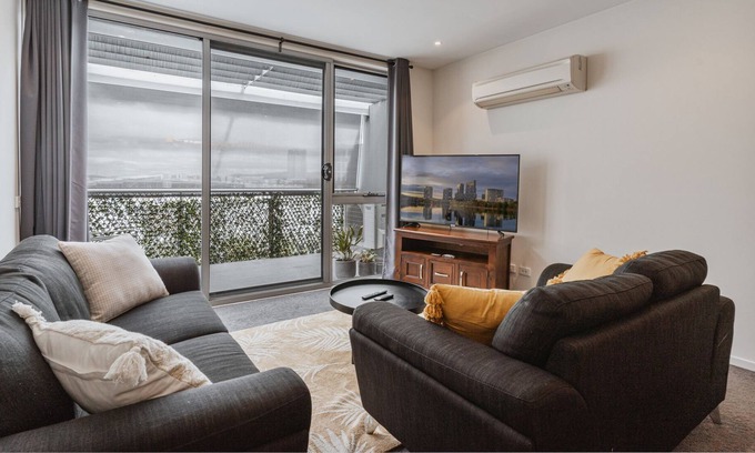 Gungahlin Apartment | Cosy 2-Bed Apartment Across from Shops