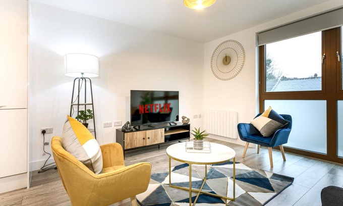 Bushey Apartment | Cosy 2-Bed Apt w/Parking, nr Harry Potter & London