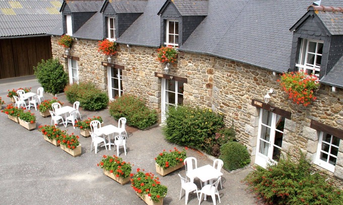 Saint-Jouan-des-Guerets Apartment | Cosy apartment for 4 guests with pool, WIFI, TV and terrace