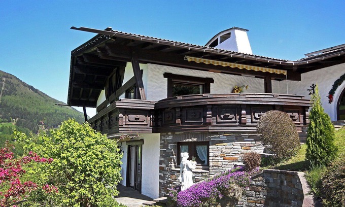 Pfons Apartment | Cosy apartment for 5 guests with TV, terrace and panoramic view