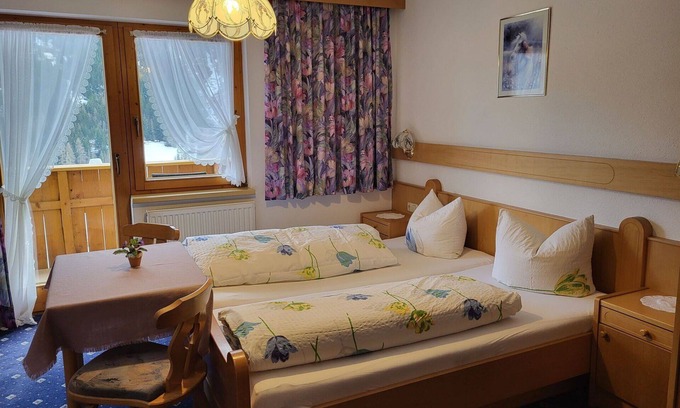 Kappl Apartment | Cosy apartment for 11 guests with WIFI, TV, balcony and pets allowed