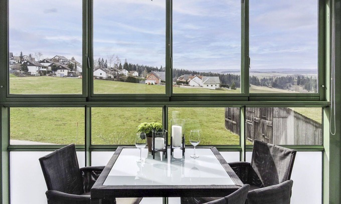 Loffingen Apartment | Cosy apartment for 3 people with WIFI, pool, TV, balcony, pets allowed and panoramic view