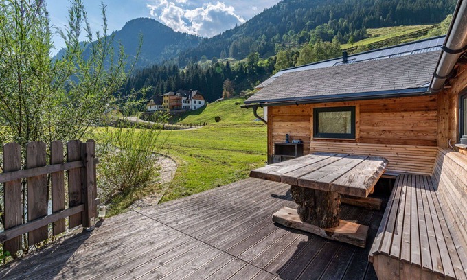 Solk Apartment | Cosy apartment for 4 guests with WIFI, hot tub, TV and patio