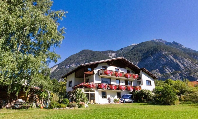 Nassereith Apartment | Cosy apartment for 4 guests with WIFI, TV, balcony, panoramic view and parking