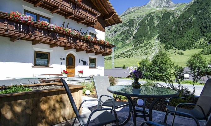 Galtur Apartment | Cosy apartment for 4 guests with WIFI, TV, balcony and parking