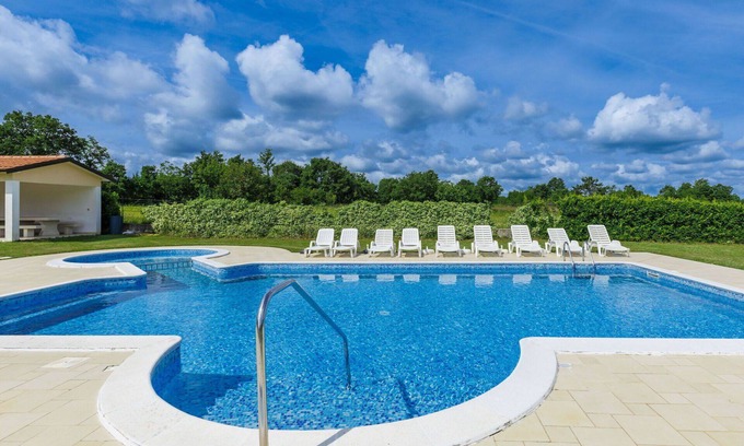 Debeljuhi Apartment | Cosy apartment for 4 people with pool, WIFI, A/C, TV and terrace