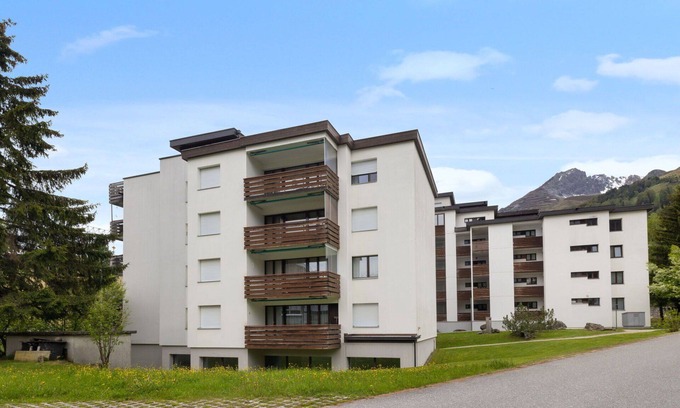 Davos-Dorf Apartment | Cosy apartment for 6 people with WIFI, pool, TV and balcony