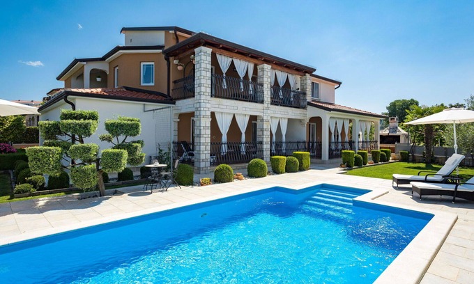 Zbandaj Apartment | Cosy apartment for 6 people with pool, WIFI, A/C, TV, terrace, pets allowed and parking