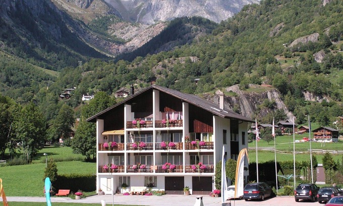 Reckingen Apartment | Cosy apartment for 4 guests with WIFI, TV, balcony and pets allowed