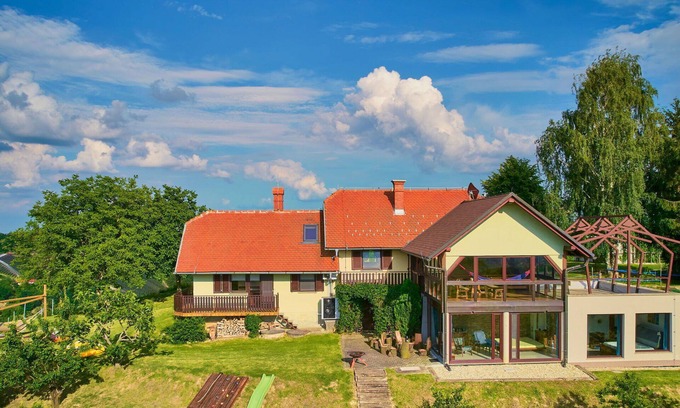 Ljutomer House | Cosy apartment in villa for 7 people with A/C, hot tub, WIFI, TV and patio